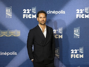 El actor Manuel García-Rulfo llega a la alfombra roja de la película "Pedro Páramo" en el Festival Internacional de Cine de Morelia, el sábado 19 de octubre de 2024, en Morelia, México. (Foto AP/Berenice Bautista)