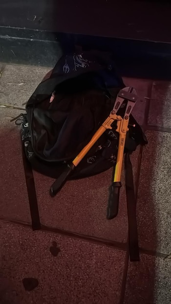 Los delincuentes tenían una pinza para cortar cadenas