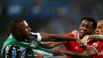 Escandaloso final en Gremio-Inter por la Copa Libertadores: 8 expulsados tras una batalla campal entre ambos planteles