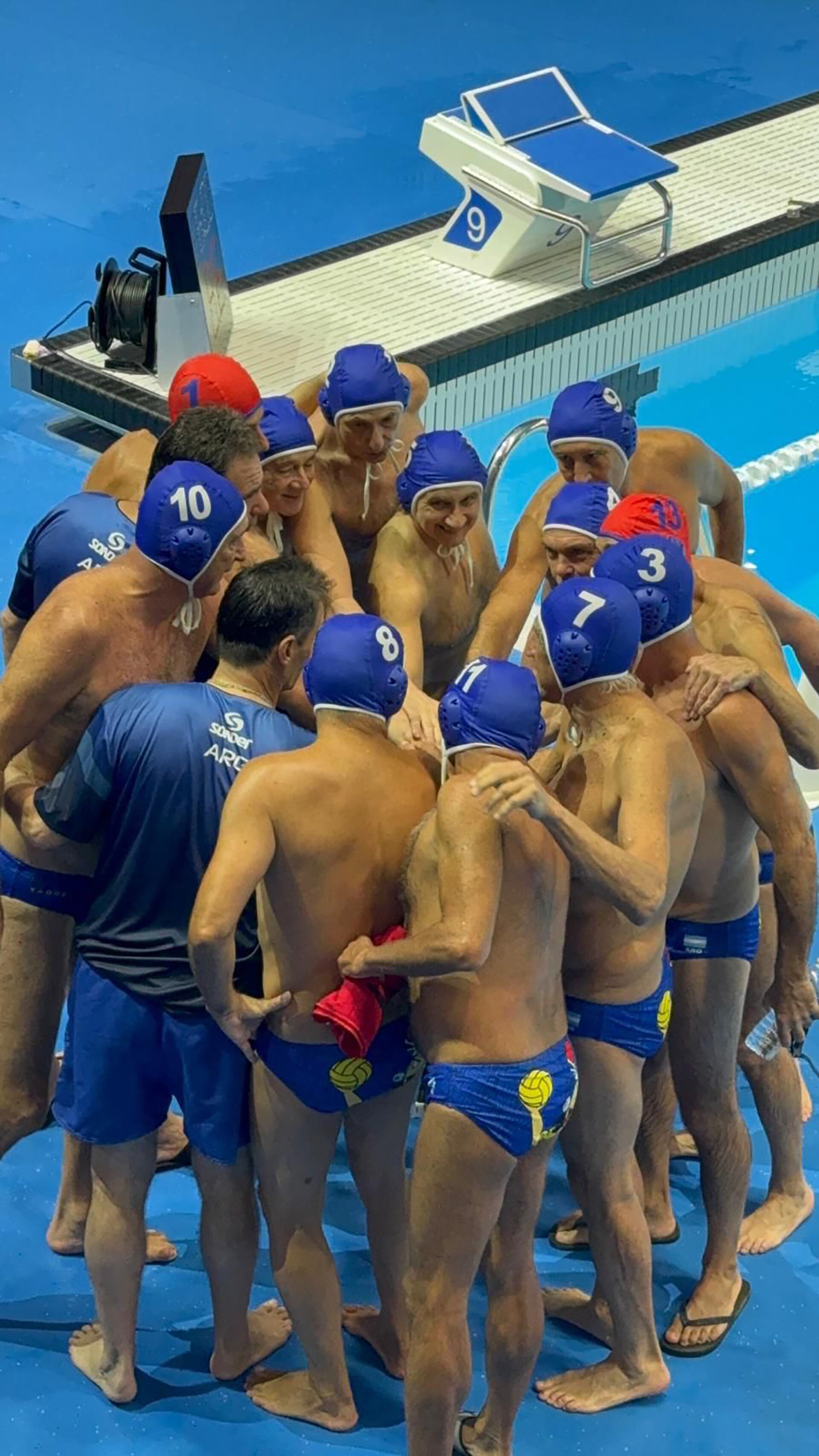El orgullo de representar a Argentina y el legado intergeneracional en el waterpolo máster.