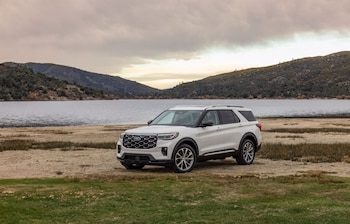 Ford reportó tres campañas que incluyen 1.306 vehículos, entre ellos 605 Explorer de 2016 a 2019, cuya cubierta del riel del techo podría desprenderse en marcha.