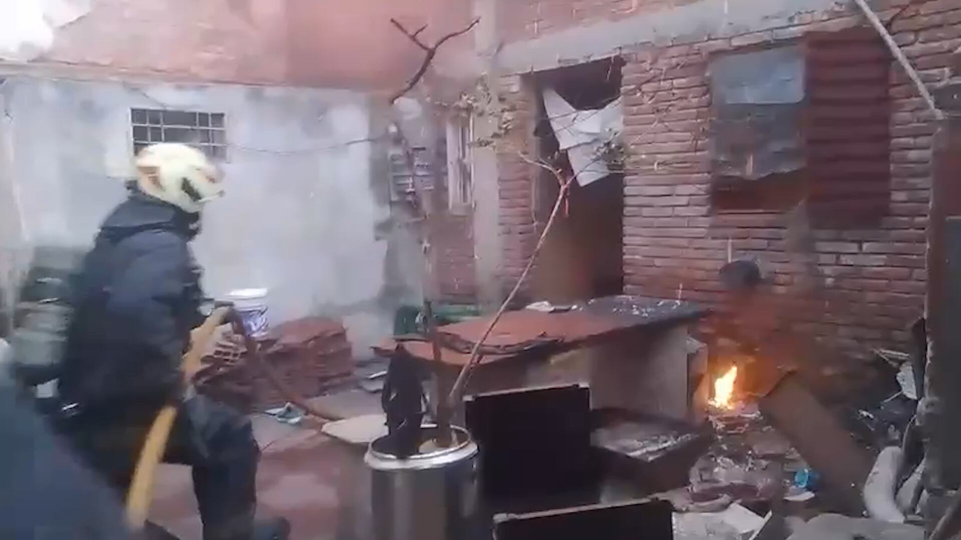 Bomberos controlaron las llamas utilizando líneas de agua para evitar la propagación