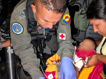 El bebé fue atendido por los uniformados mientras viajaba en compañía de su madre - crédito Fuerza Aeroespacial Colombiana / Sitio web
