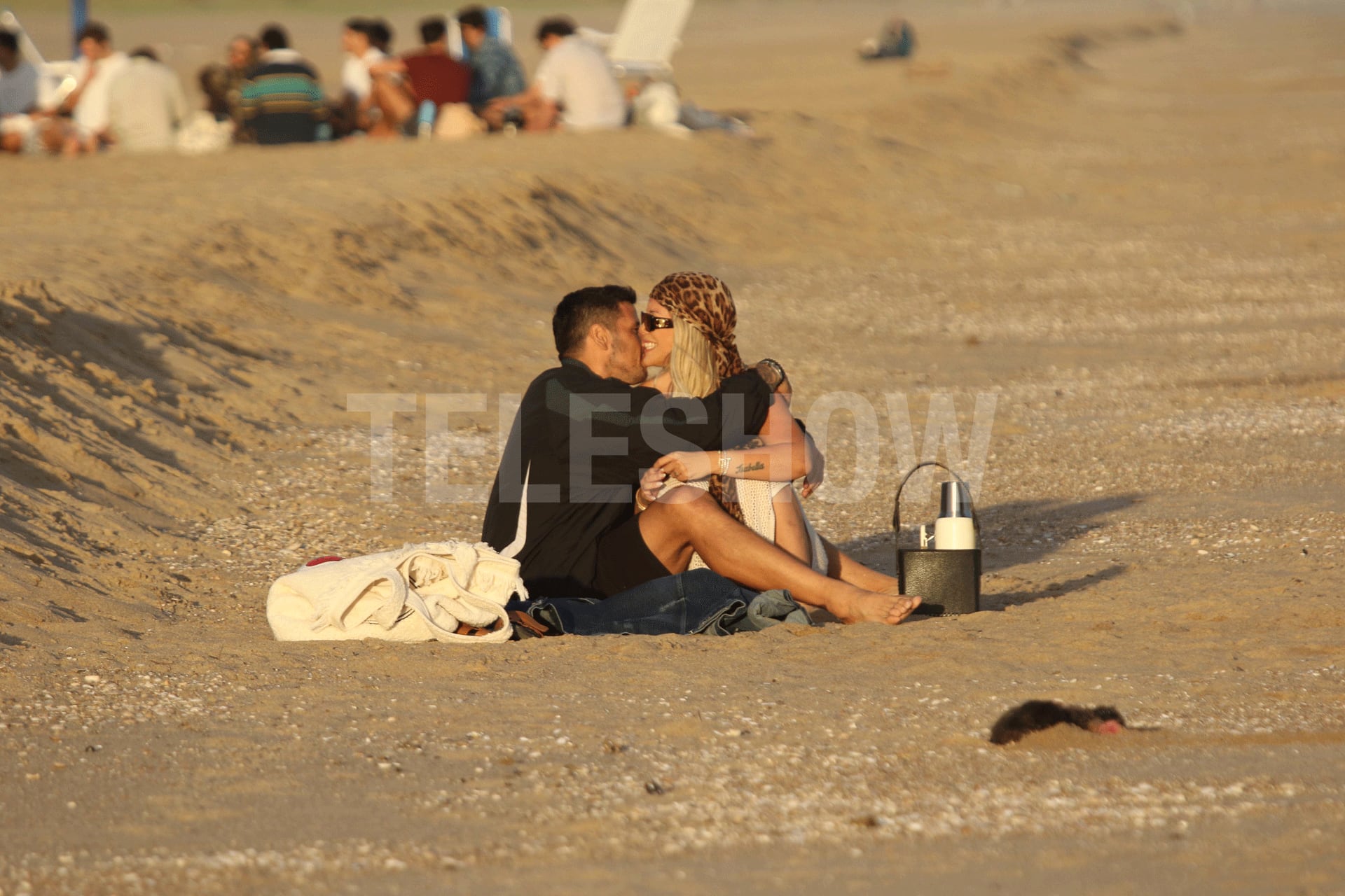 Un momento íntimo captado al pasar: Wanda y Martín, solos frente al mar