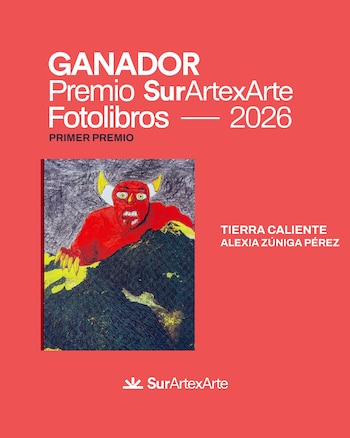 Póster rojo con texto blanco que anuncia a la ganadora del Premio SurArtexArte Fotolibros 2026. Incluye una ilustración de una figura roja con cuernos y la lengua fuera