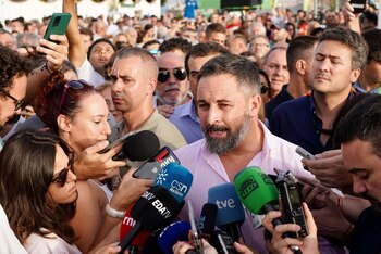 Santiago Abascal atiende a los