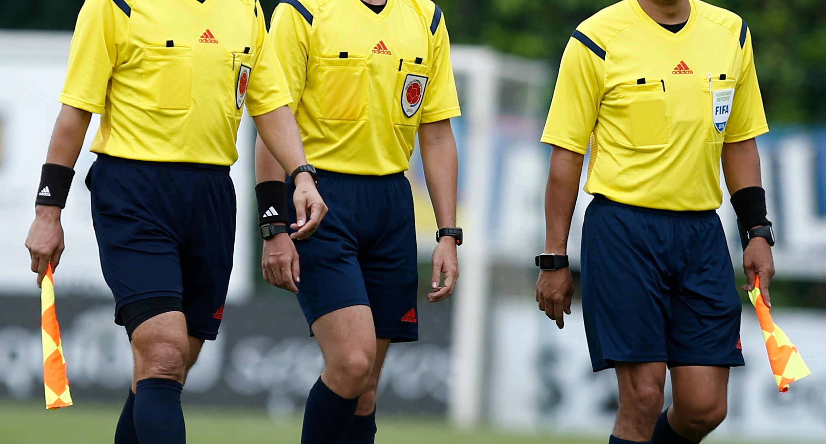 Árbitro colombiano sancionado de por vida por error clave en partido de liga