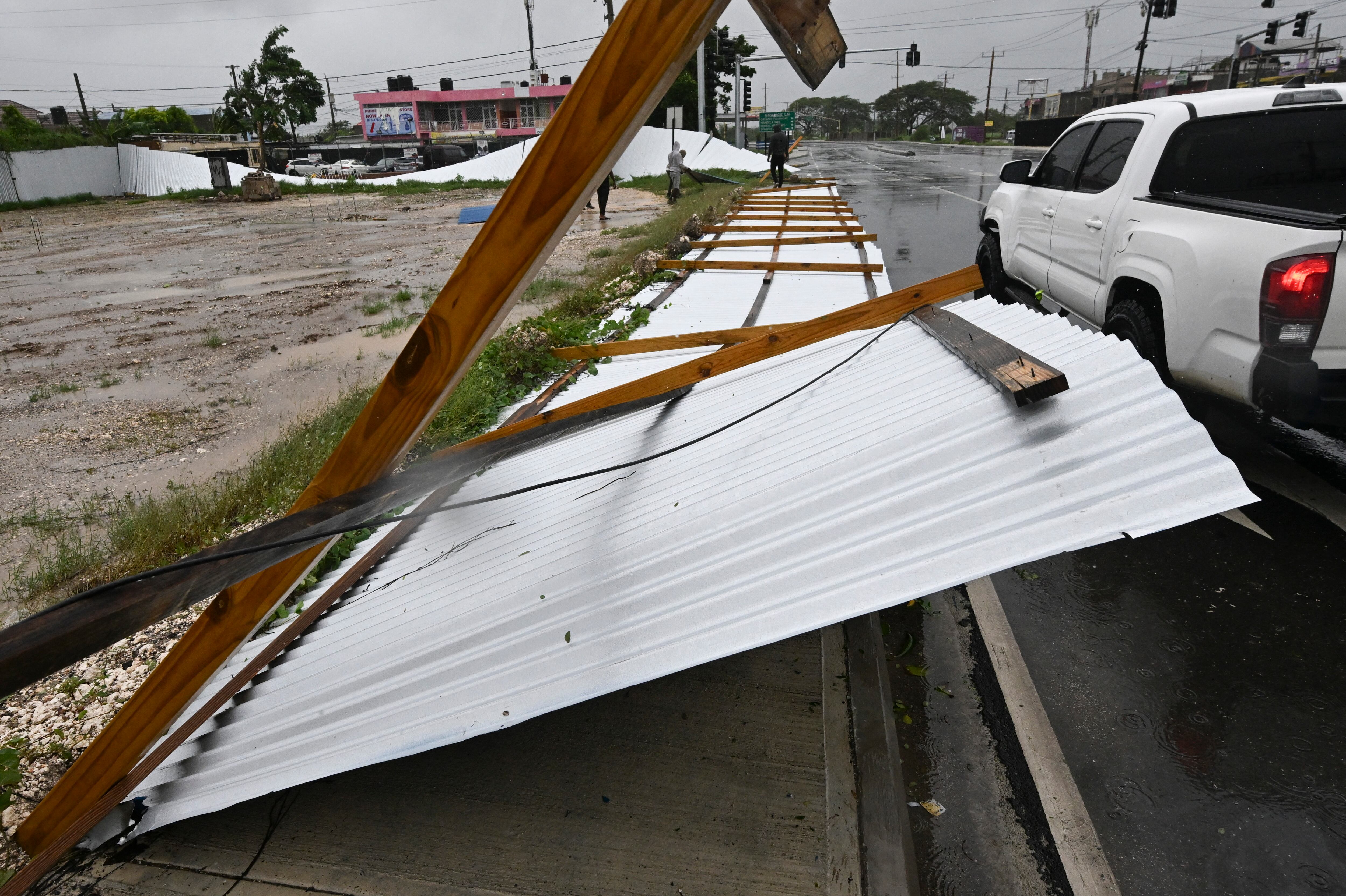 El huracán Melissa tocó tierra en la localidad de New Hope, en la parroquia de Westmoreland, con vientos que superaron los 295 kilómetros por hora (Ricardo Makyn / AFP)