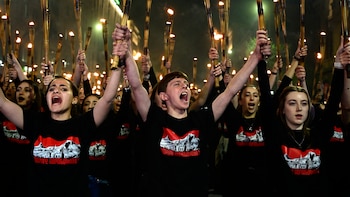 Los armenios conmemoraron 111 años del genocidio: conmovedora marcha de antorchas y masiva procesión en Ereván