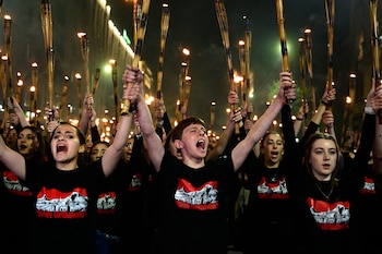 Los armenios participan en la marcha anual con antorchas en la víspera del Día de Conmemoración del Genocidio en Ereván, el 23 de abril de 2026, para conmemorar el 111.º aniversario de las masacres de armenios durante la Primera Guerra Mundial bajo el Imperio Otomano en 1915. (Foto de KAREN MINASYAN / AFP)