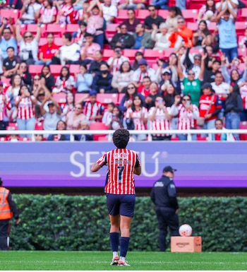 La futbolista rojiblanca festeja su
