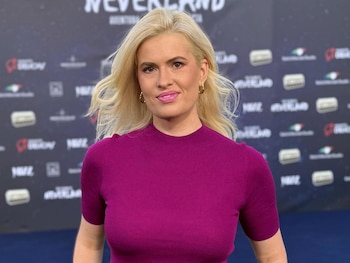 09/10/2026 Adriana Abenia en el estreno de 'Neverland'.
La rivalidad de Adriana Abenia y Tania Llasera viene de lejos. Antiguas amigas y compañeras en Mediaset, las comunicadoras se enzarzaban en redes sociales con un duro cruce de declaraciones en 2022 después de que la de Zaragoza criticase que se hiciese apología de la obesidad en una campaña publicitaria de bañadores y la vasca le respondiese visiblemente molesta tachándola de hacer "demagogia barata" en lugar de apostar por la diversidad de los cuerpos.
EUROPA ESPAÑA SOCIEDAD