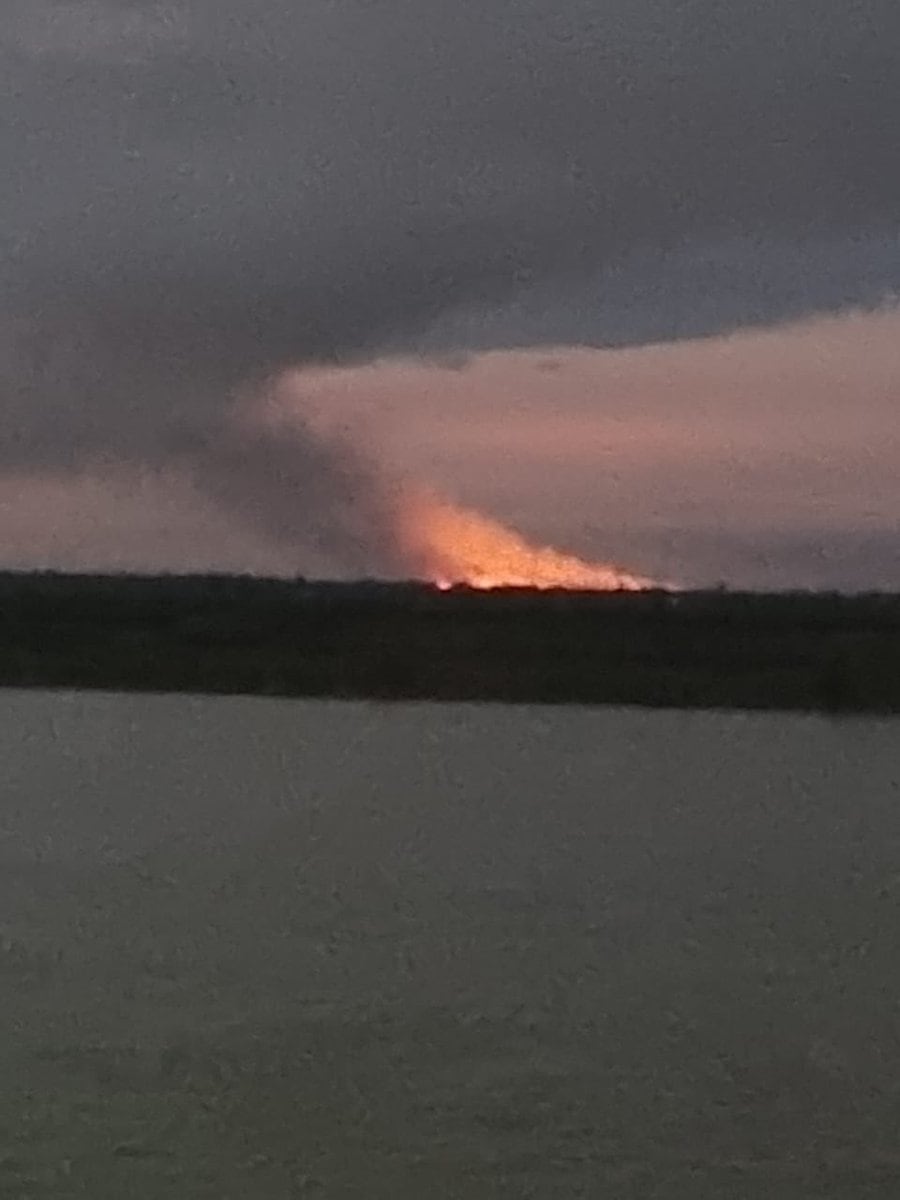 Incendio frente a la costa de Rosario (X: @MauroYasprizza)