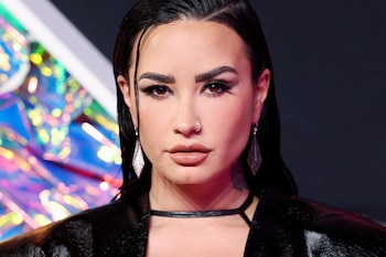 Demi Lovato tiene rostro cuadrado por lo que evita cortes rectos y flequillos densos (Reuters)