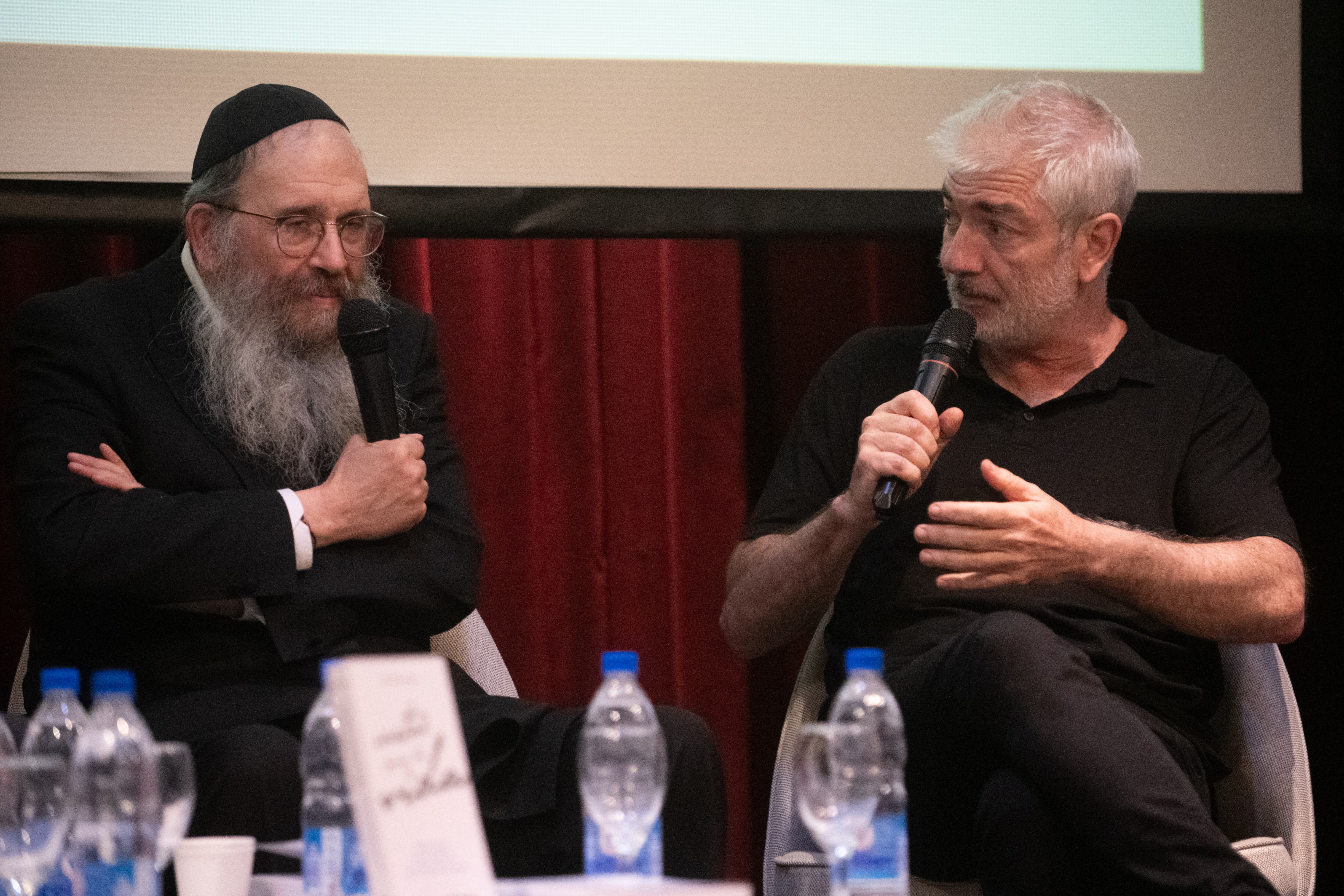 Marcelo Birmajer entrevistó al rabino Tzvi Grunblatt durante la presentación (Jaime Olivos)