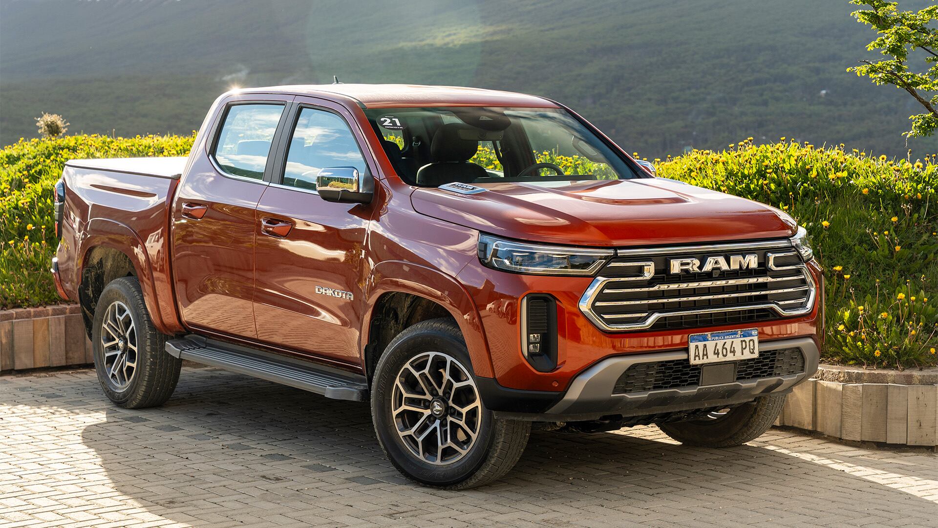 Stellantis lanzó oficialmente a la venta las dos versiones de RAM Dakota fabricadas en Argentina. Dakota Laramie es la versión tope de gama de la pick-up