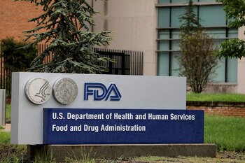 La FDA despidió a miles de trabajadores mientras enfrenta críticas por solicitarles regresar temporalmente. (REUTERS/Andrew Kelly/File Photo)