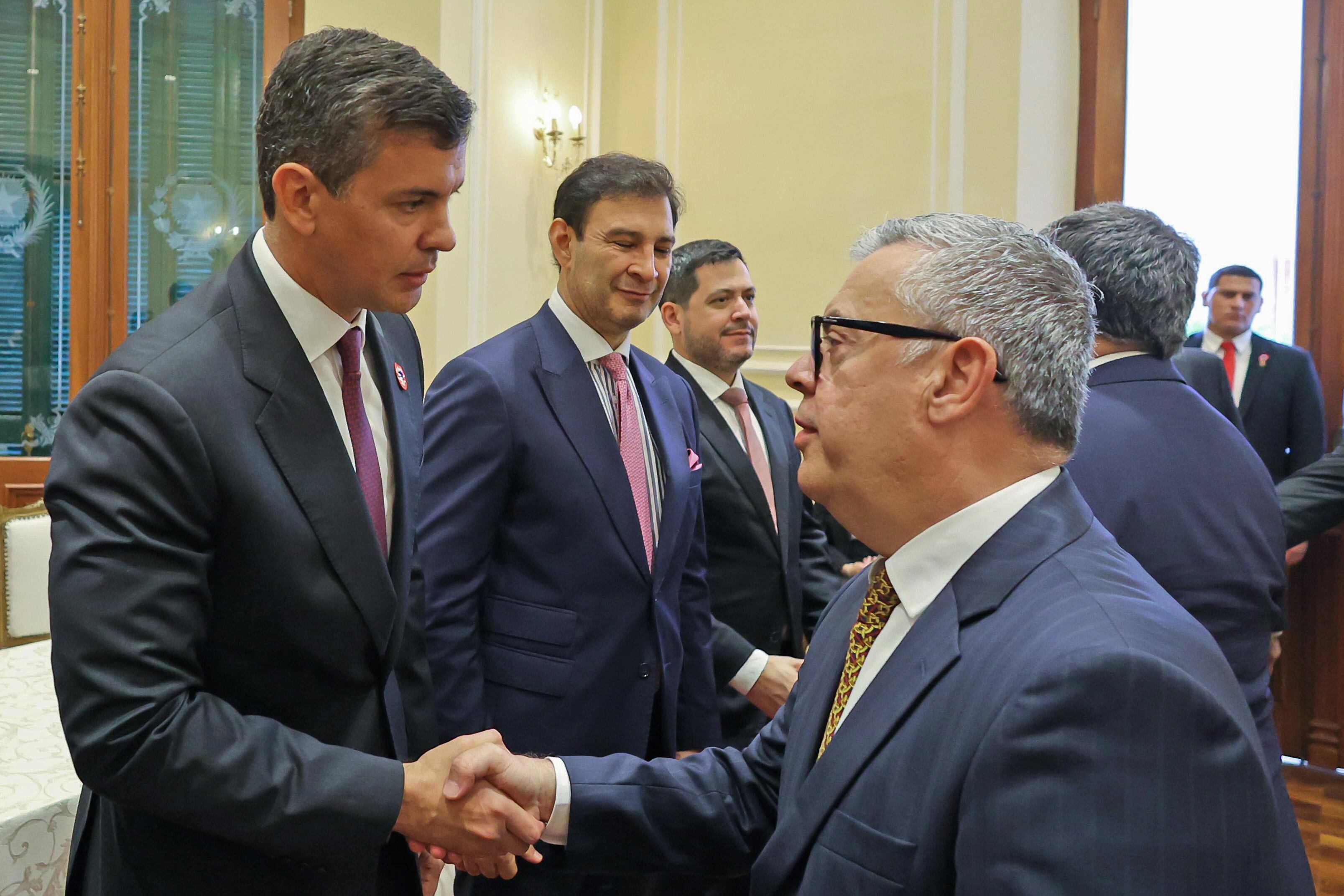 El presidente paraguayo, Santiago Peña, saluda al embajador ante la ONU, Marcelo Scappini, durante su juramento en Asunción