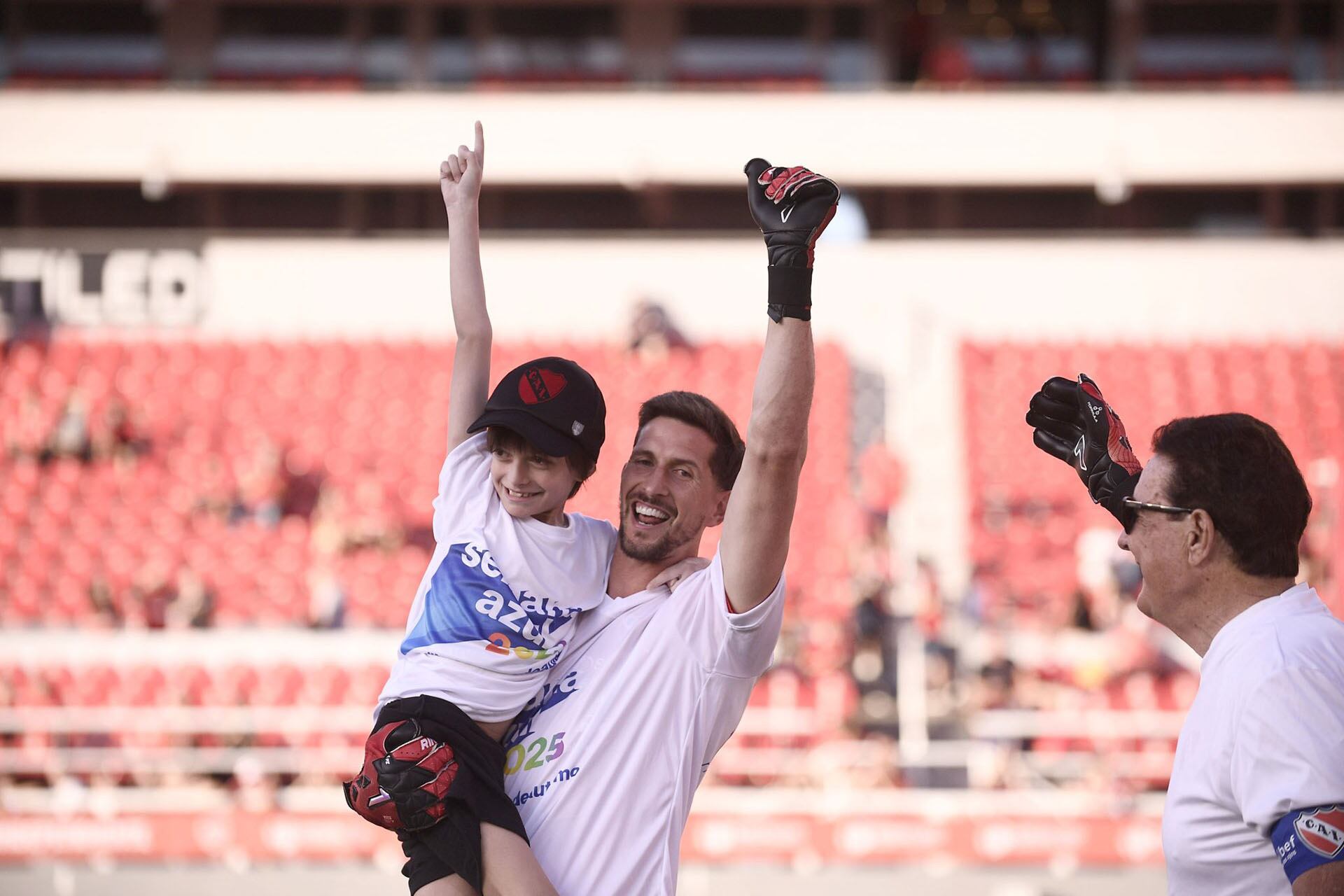 Independiente: Rodrigo Rey con su hijo y Pepe Santoro
