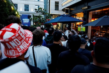 La industria del ocio nocturno advirtió que limitar el consumo de pie en pubs y bares reduciría capacidad, elevaría costos y desviaría clientes fuera del Soho. (Reuters)