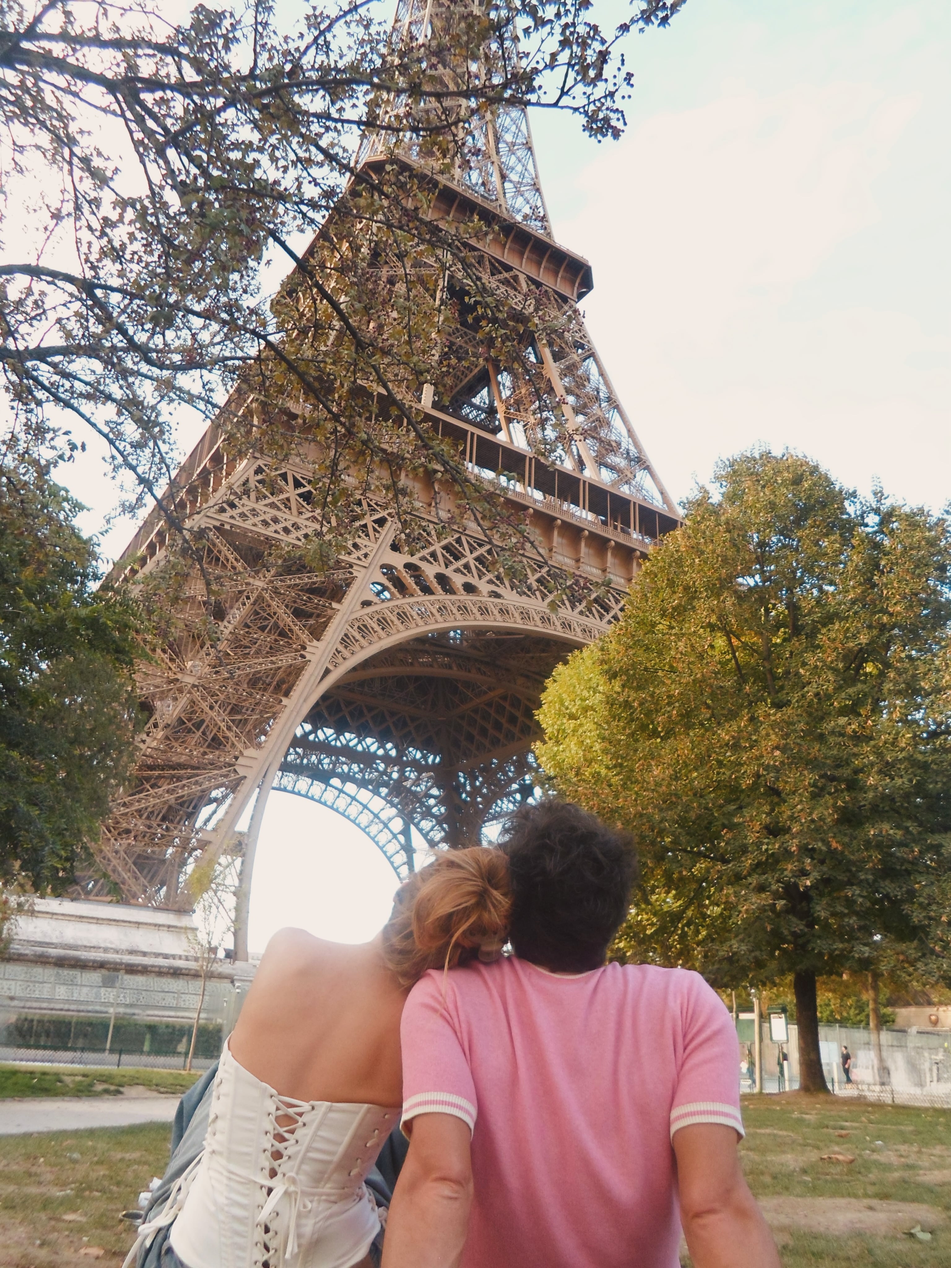La romántica foto de la pareja en el lugar más icónico de París