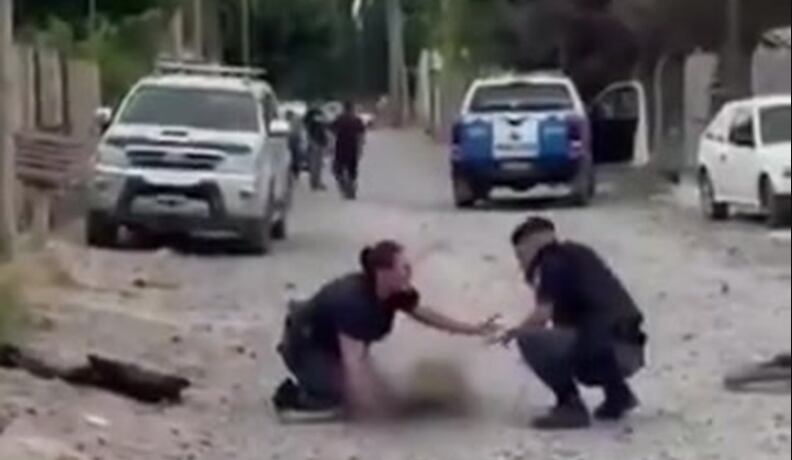 A alta velocidad, un patrullero de la Policía de Neuquén atropelló a una niña en Plottier