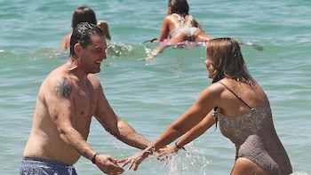 Manu Tenorio y Silvia Casas, juegos y risas en el mar tras poner fin a su drama con los 'inquiokupas'