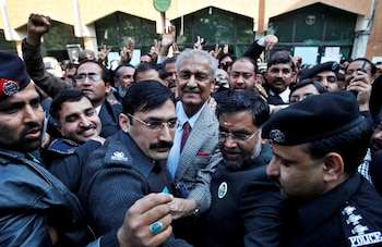FOTO DE ARCHIVO: El científico nuclear paquistaní Abdul Qadeer Khan (C) está rodeado por policías y abogados después de dirigirse a la convención de abogados en Rawalpindi, cerca de Islamabad, el 9 de enero de 2010. REUTERS / Faisal Mahmood / File Photo
