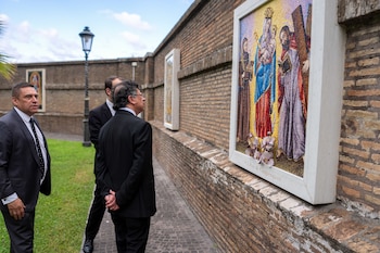 El presidente Gustavo Petro observó el mosaico de la Virgen de Chiquinquirá, patrona de Colombia, durante su recorrido por los jardines del Vaticano - crédito Juan Cano/Presidencia