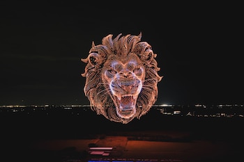 La figura de un león fue una de las impresionantes creaciones luminosas realizadas con miles de drones sincronizados (Crédito: Guiness World Records - Sky Elements Drones)
