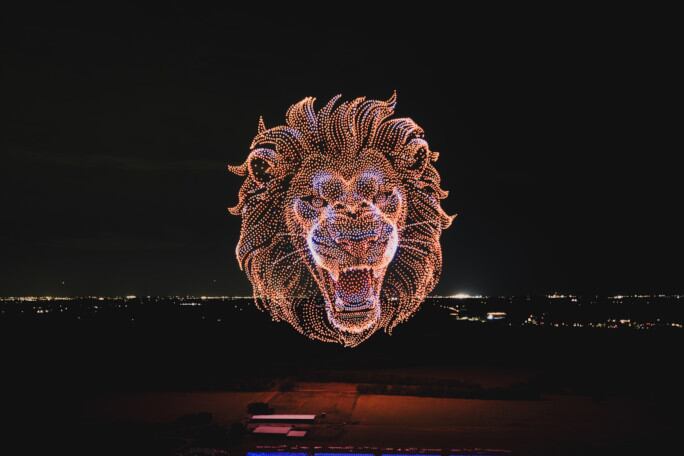 La figura de un león fue una de las impresionantes creaciones luminosas realizadas con miles de drones sincronizados (Crédito: Guiness World Records - Sky Elements Drones)