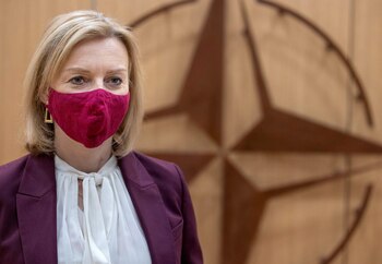 Liz Truss, dio positivo por