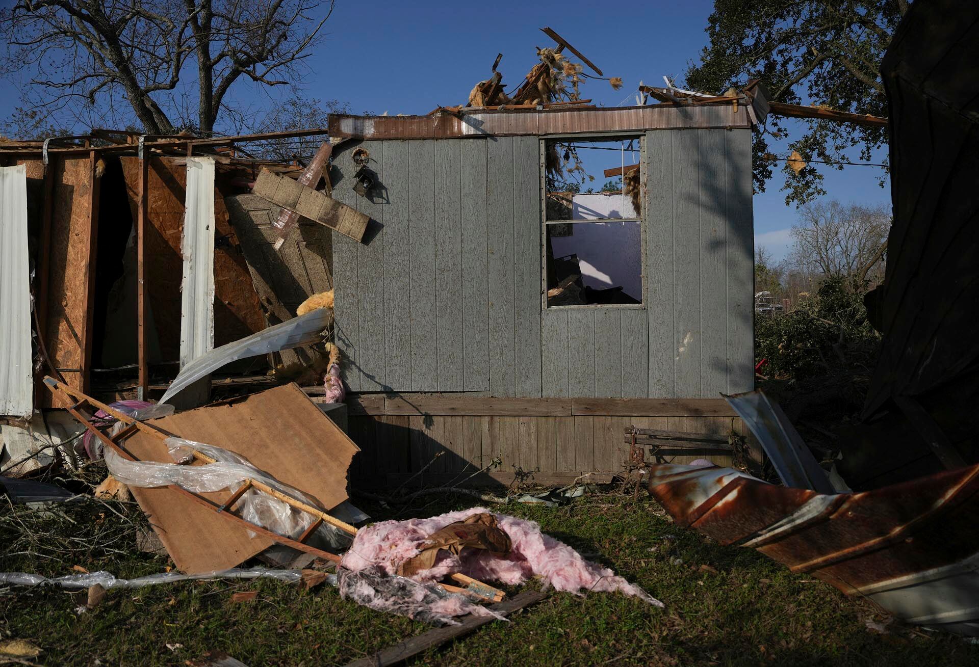La solidaridad entre vecinos destaca en medio de la reconstrucción. (Elizabeth Conley/Houston Chronicle via AP)
