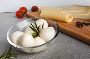 La mozzarella parcialmente descremada es