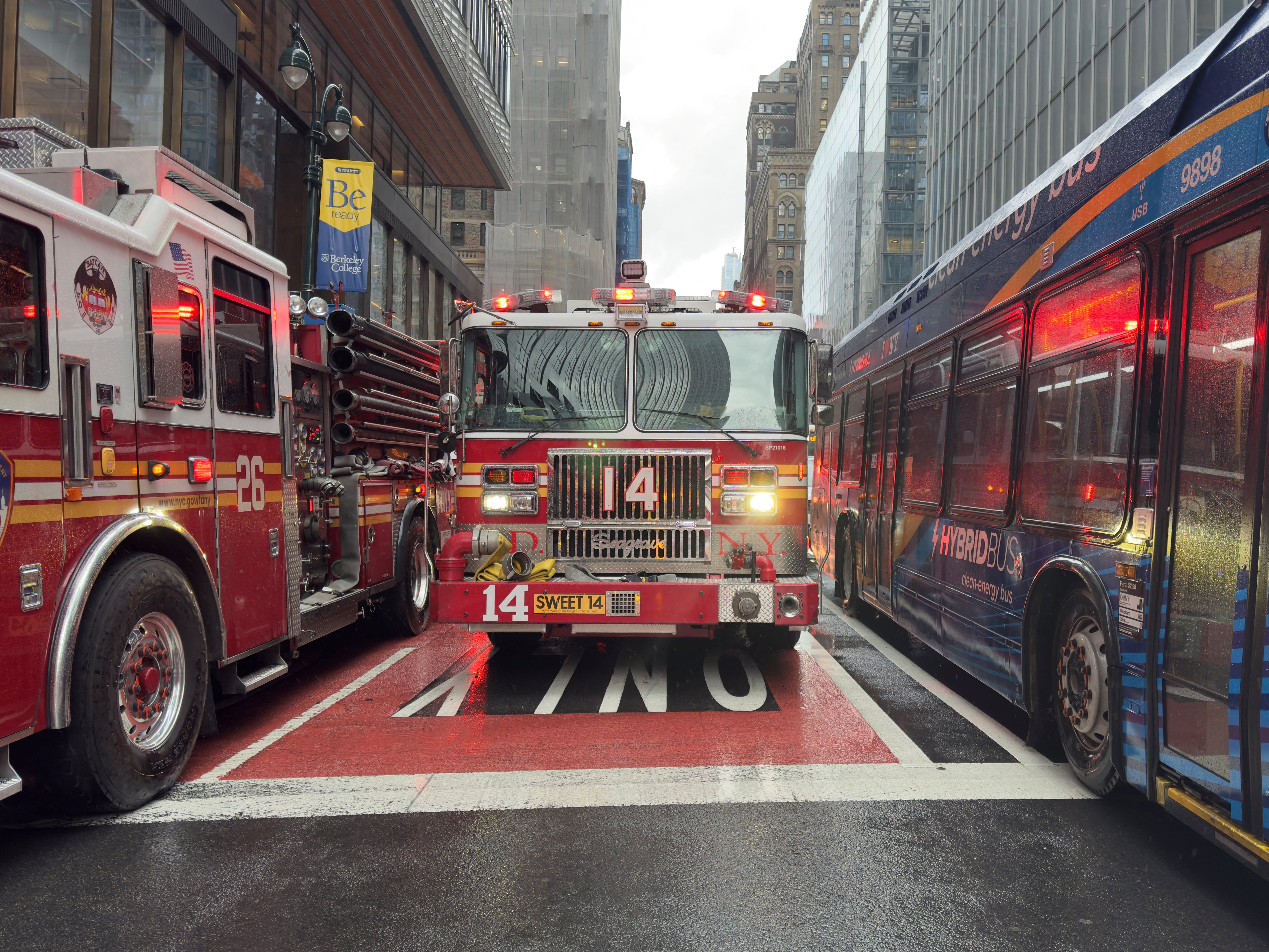 Una dotación de bomberos en New York City (REUTERS/Roselle Chen/Archivo)