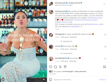 Mujer con vestido blanco de encaje y collar dorado posa en un bar, sujeta un vaso. Botellas de licor al fondo. Texto: Cuando te hacen daño pero eres PERUANA