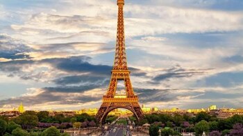 Los trabajadores de la Torre Eiffel se declaran en huelga tras apartar a las mujeres durante una visita hindú