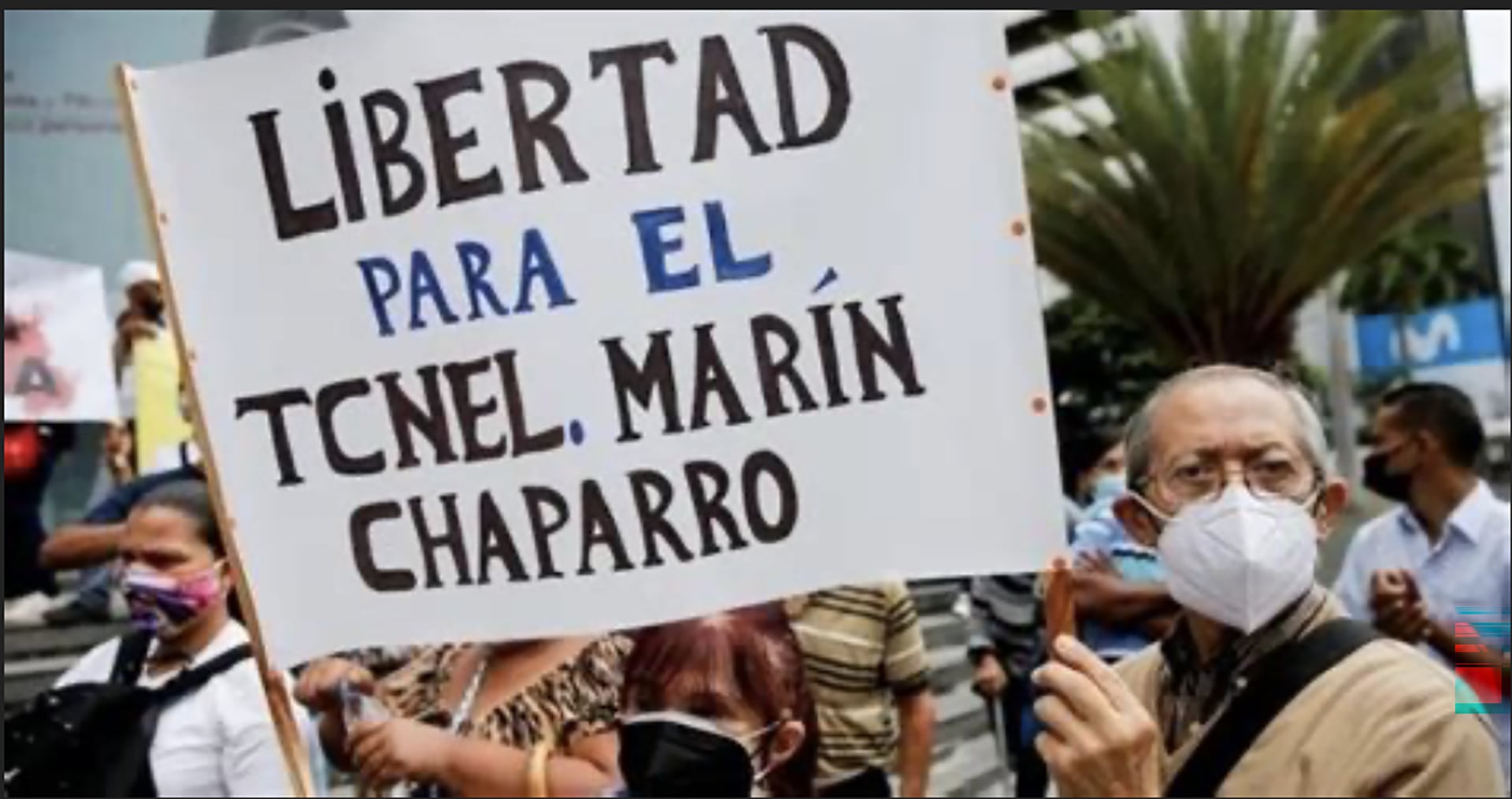 Manifestantes exigen la libertad del Tcnl. Marín Chaparro durante una protesta en la calle.
