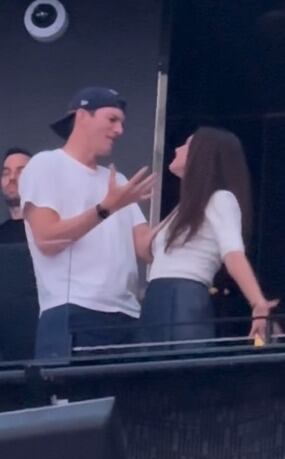 Ashton Kutcher y Mila Kunis cantaron emocionados durante el concierto de los Backstreet Boys. (Instagram/Michael Shawn McCabe)