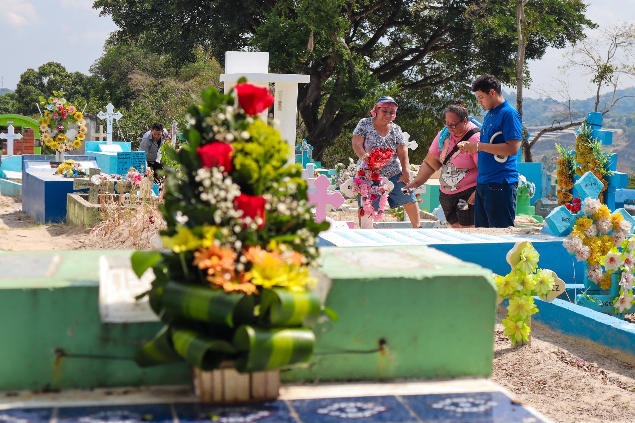 Decenas de personas llegan a enflorar al cementerio del distrito de Ciudad Delgado. (Foto: Alcaldía de San Salvador Centro)