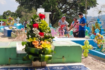 Decenas de personas llegan a enflorar al cementerio del distrito de Ciudad Delgado. (Foto: Alcaldía de San Salvador Centro)