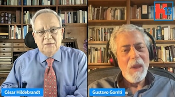 Vista dividida de César Hildebrandt con camisa celeste y corbata, y Gustavo Gorriti con camisa gris y auriculares, ambos frente a libreros.