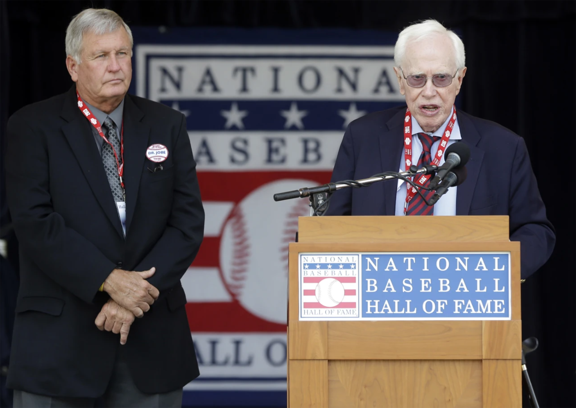 La cirugía Tommy John se consolidó como tratamiento estándar en Grandes Ligas, cambiando las expectativas de recuperación y longevidad de los lanzadores (AP)