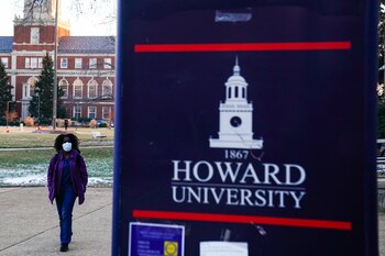 Un estudiante camina por el campus de la Universidad de Howard, uno de los seis colegios y universidades históricamente afroamericanos (HBCU) en todo Estados Unidos que recibieron amenazas de bomba (REUTERS/Sarah Silbiger)