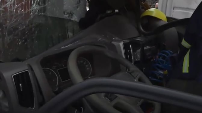 El vehículo de carga quedó con la cabina completamente destruida después de la colisión