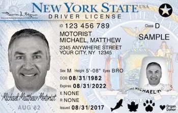 Licencia de conducir de muestra del estado de Nueva York, con la foto de un hombre sonriente, datos personales y la palabra "SAMPLE" en marca de agua