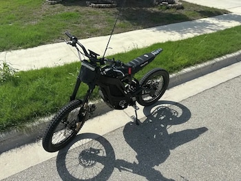 La ley de Texas regula el uso de bicicletas eléctricas y motos de cross, estableciendo requisitos específicos para su circulación legal