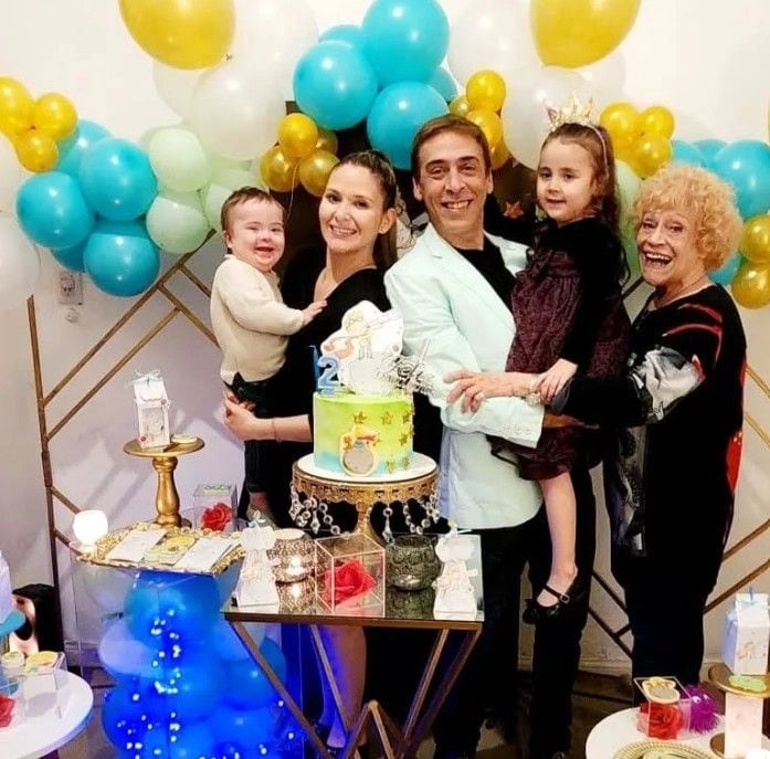 René Bertrand, Belén Giménez y María Rosa Fugazot junto a los hijos de la pareja (Instagram)