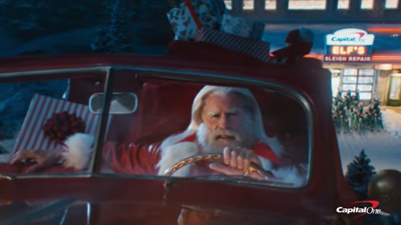 El trineo del Santa Claus de John Travolta es un convertible rojo. (Captura de video)