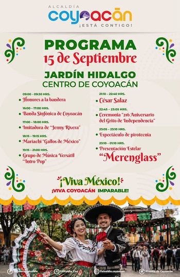 Cartel con el programa del 15 de septiembre de Coyoacán y una foto de una pareja con trajes típicos mexicanos bailando en una plaza